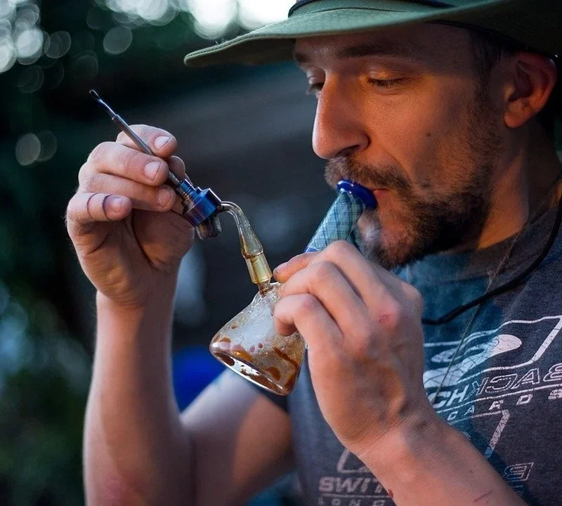 Cannabisseur beim Dabben in einer Dabbing-Bong mit Nail
