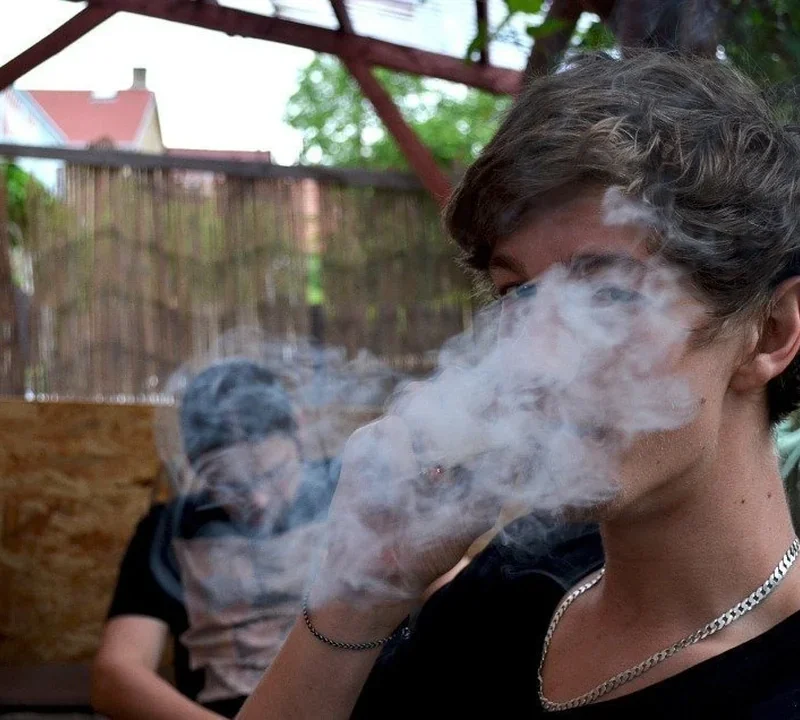Cannabiskonsument beim Joint-Rauchen