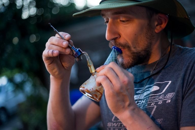 Cannabisseur beim Dabben in einer Dabbing-Bong mit Nail