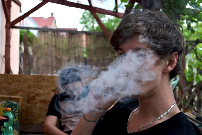 Cannabiskonsument beim Joint-Rauchen