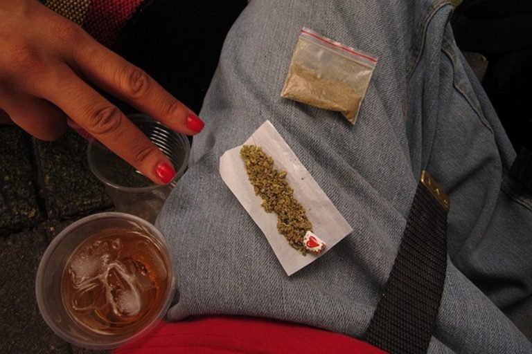 Zerkleinertes Cannabis im Joint-Paper und Tütchen