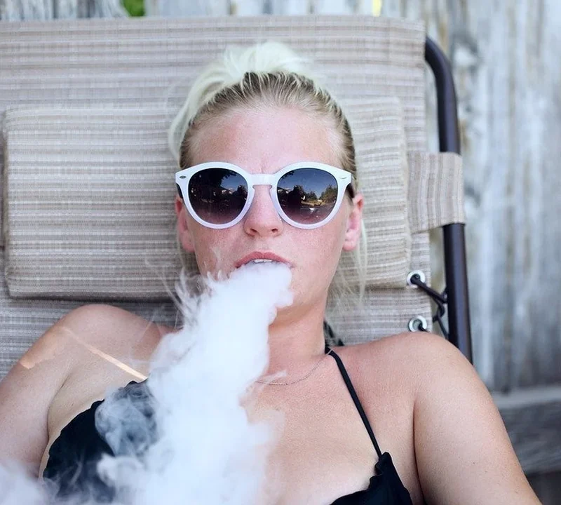 Cannabis-Userin beim Verdampfen von Hanf in einem Vaporizer