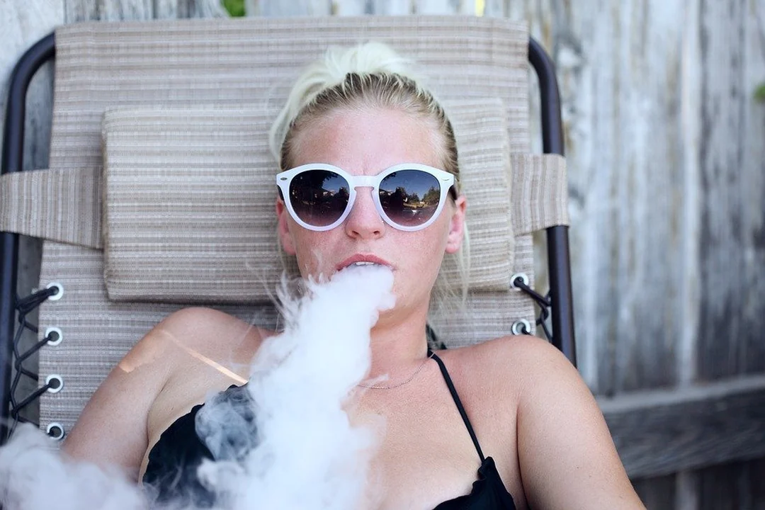 Cannabis-Userin beim Verdampfen von Hanf in einem Vaporizer